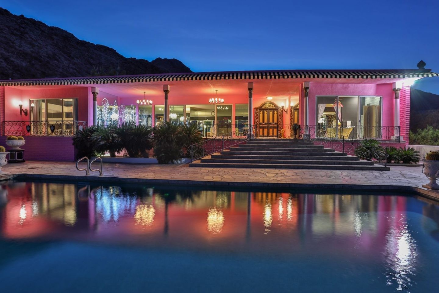 Une maison rose construite sur mesure ayant appartenu à Zsa Zsa et Magda Gabor, les deux soeurs et actrices hongro-américaines est mise en vente à Palm Springs. la propriété préserve le glamour unique des Gabor présent dans chaque pièce, y compris de nomb