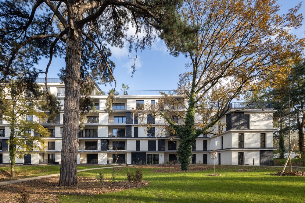 Les deux bâtiments dont les formes s’opposent, se rapprochent dans leurs couleurs et leur volonté de s’inscrire dans leur environnement, valeur chère à PietriArchitectes qui caractérise bon nombre de ses projets.