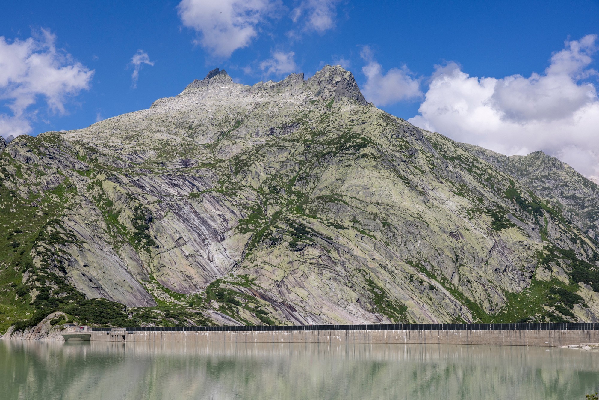 Kraftwerke Oberhasli AG (KWO) veut monter deux installations photovoltaïques de haute altitude sur les barrages des lacs Oberaar et Räterichsboden. Visualisation des panneaux solaires sur le barrage près du lac de Räterichboden.