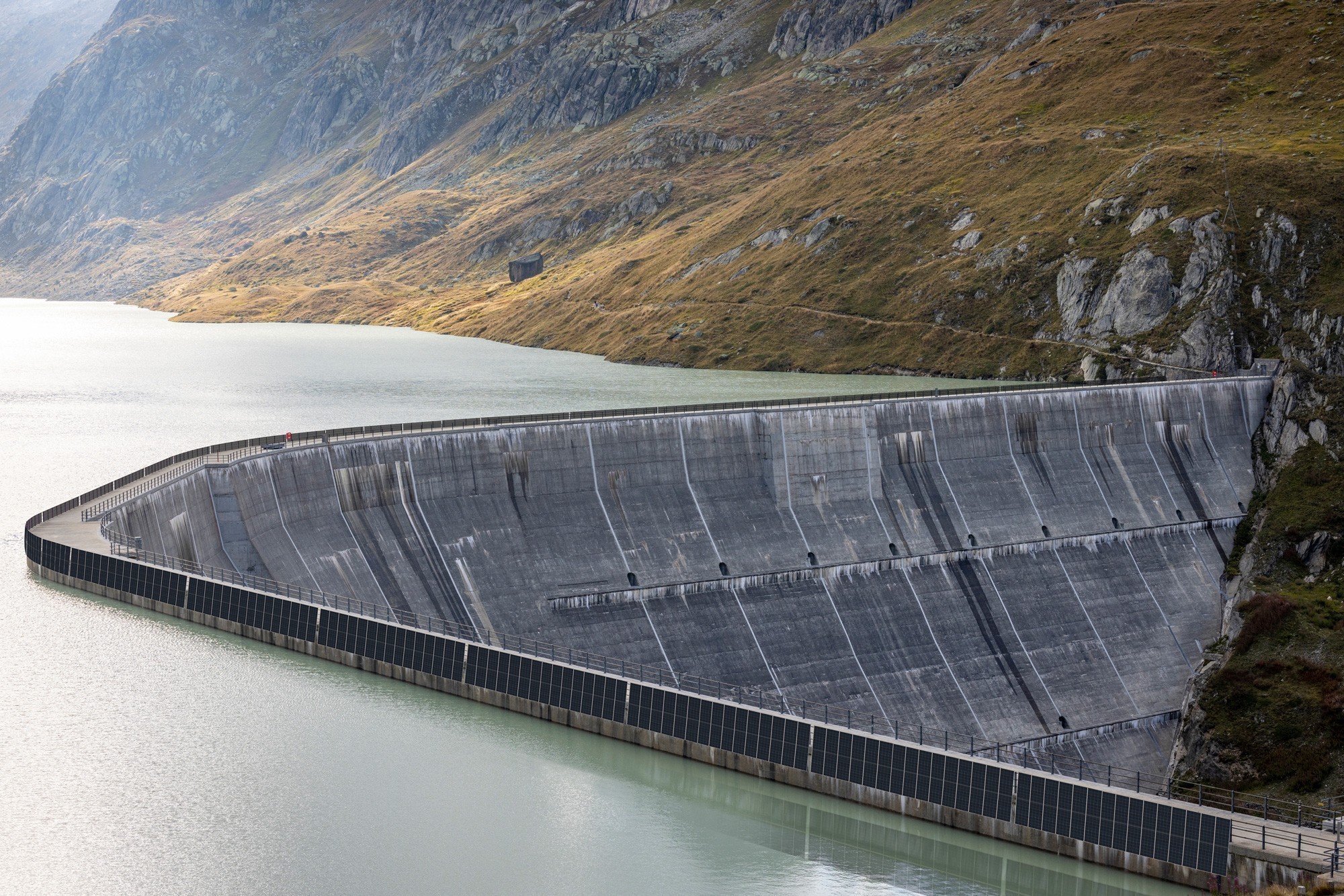 Visualisation de l'installation solaire prévue au lac d'Oberaar. Selon une étude préliminaire, la part d'électricité hivernale attendue est d'environ 40 %.