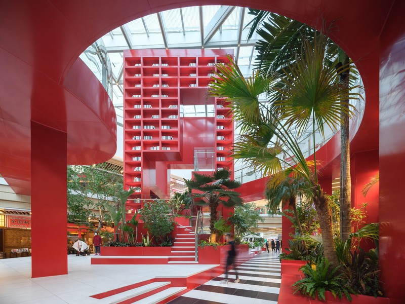 Les visiteurs pourront errer dans la jungle fantastique créée au centre de l'atrium du centre commercial du nord de Qingdao.