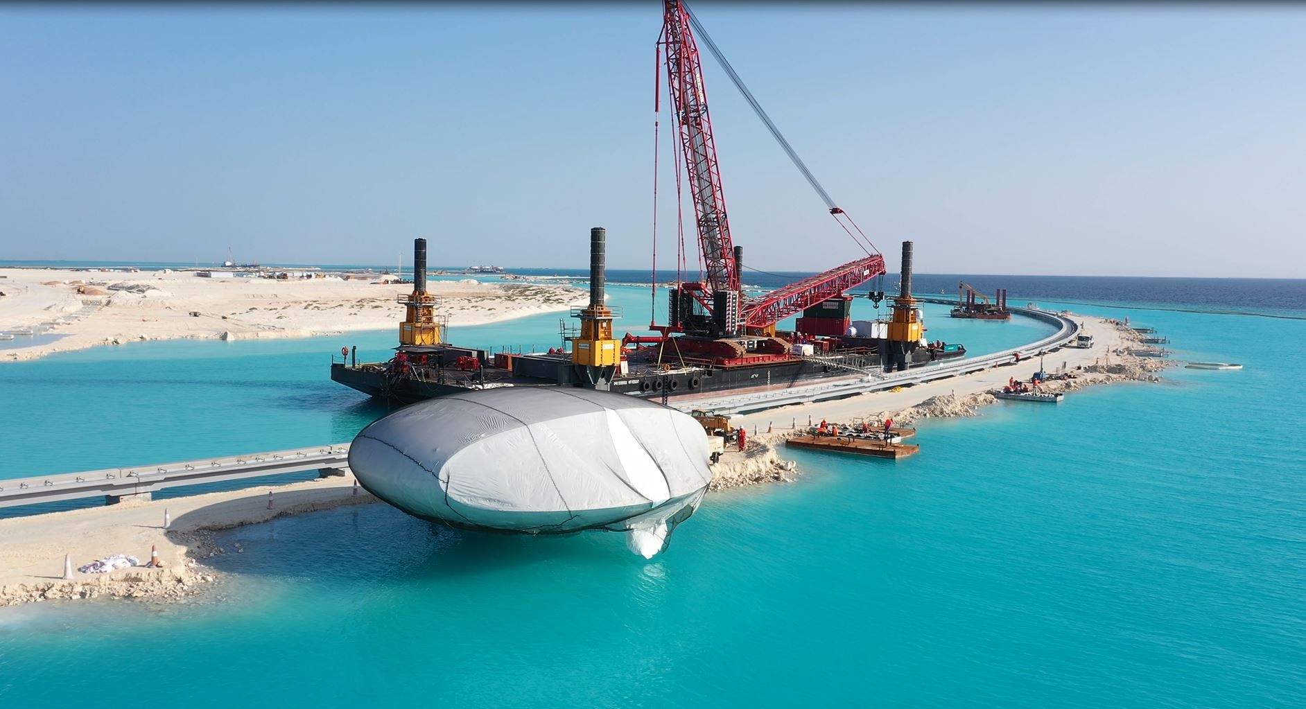 L'orbe a été habilement placé sur sa fondation et la première villa flottante est installée sur le site de l'île.