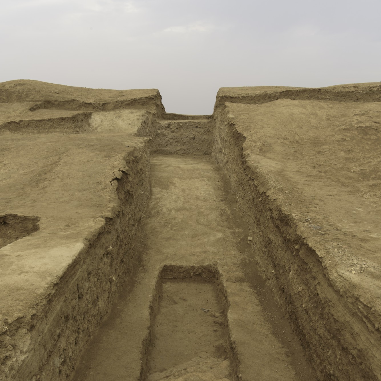 Parmi les vestiges archéologiques se trouvent les fondations d'un ancien palais découvertes sous les décombres des fouilles du XIXe siècle.