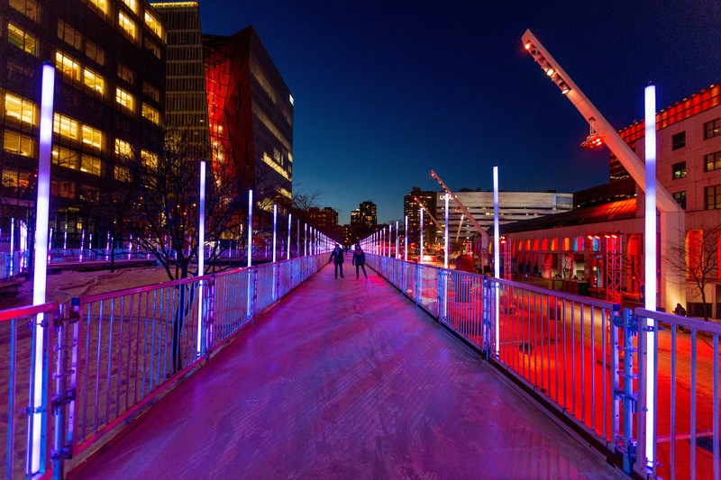 Une patineuse artistique profite du sentier d'une longueur de 350  illuminé par 265 tubes LED.