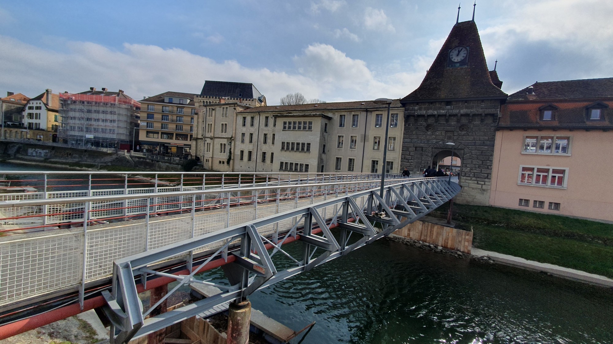 Le bois remplacera bientôt le métal dans une nouvelle passerelle pour piétons et cyclistes dans le centre d’Yverdon-les-Bains (VD). La Ville en profitera pour élargir cet ouvrage d’art pour fluidifier la circulation par-dessus le cours d’eau de La Thièle.