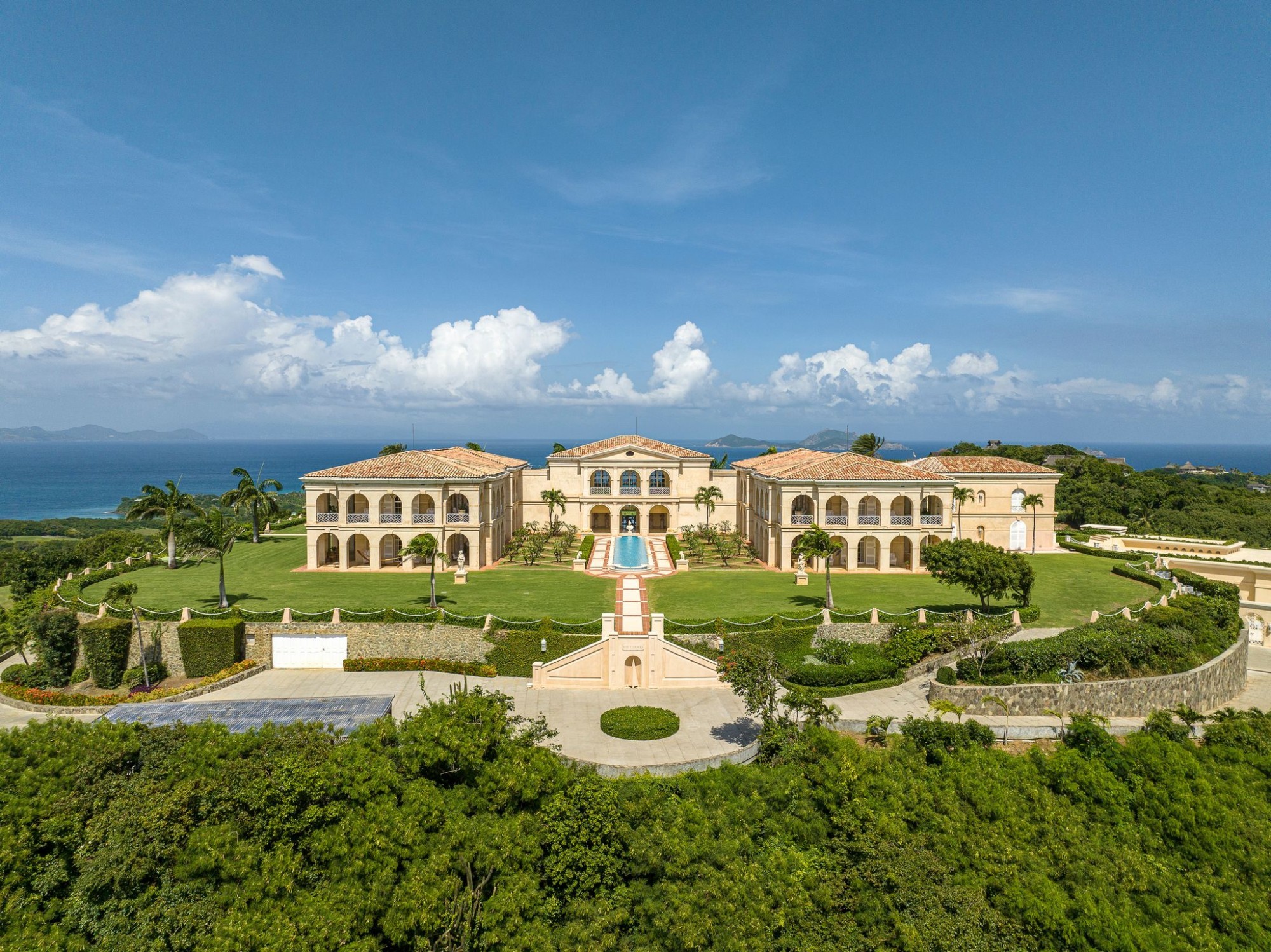 Le palais en vente sur l'île Moustique est situé dans le sud des Caraïbes, à Saint-Vincent-et-les-Grenadines.