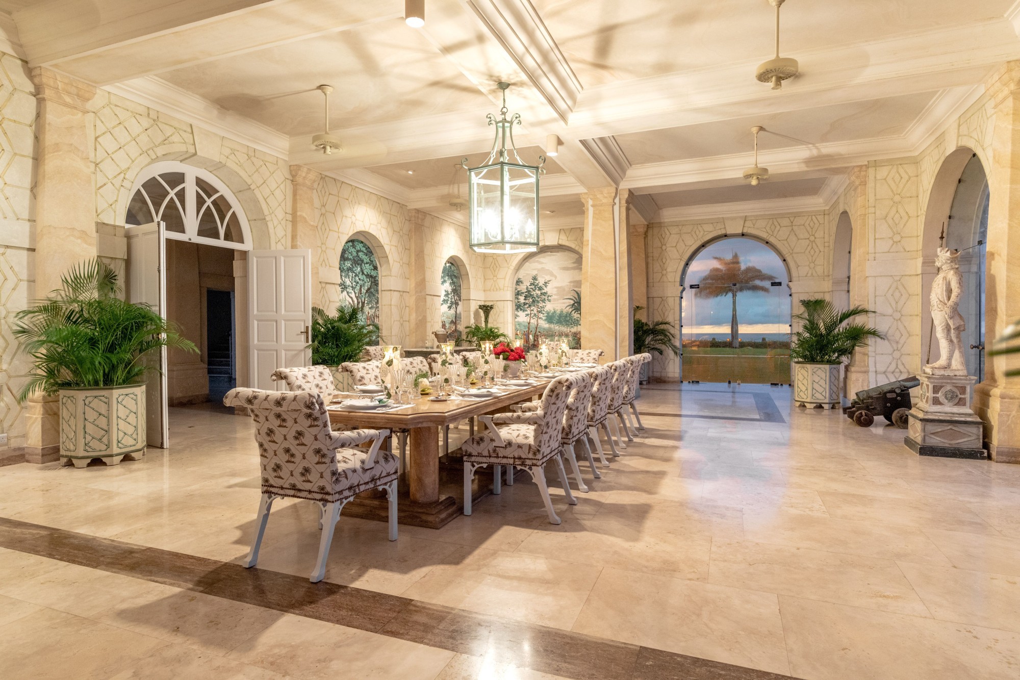 Une salle à manger digne de la royauté. Le domaine comprend une maison principale de près de 4900 m2 ainsi que des espaces extérieurs couverts.