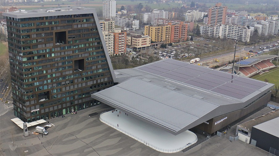 Pour des raisons sportives et économiques, le club de hockey sur glace zougois EVZ prévoit un agrandissement de la Bossard Arena.