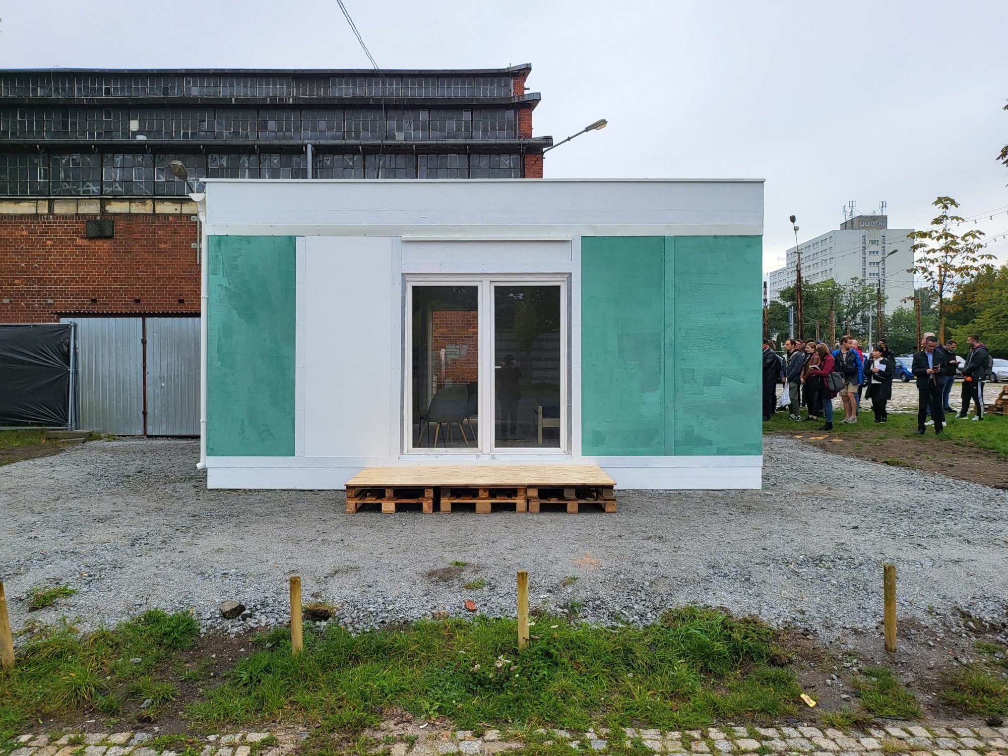 Logements Temporaires ou SHS (Styrofoam Housing System) destinés aux réfugiés de guerre ukrainiens. Un essai a été mis en place en Pologne afin de s'assurer de la solidité de la construction.