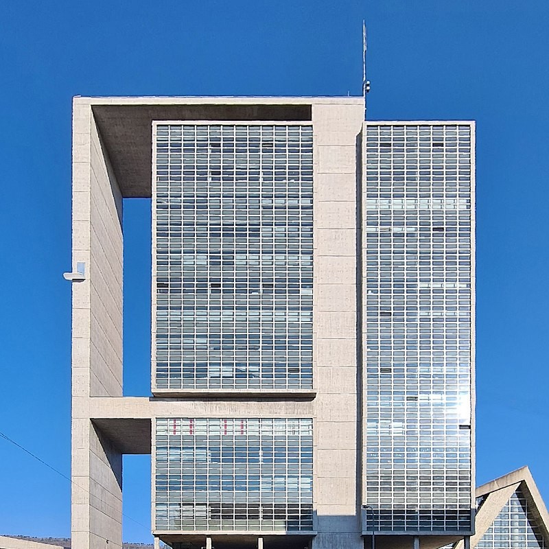 Construit dans les années 1961 à 1966, le complexe du Palais des Congrès et de la piscine couverte a été remis en état dans les années 90 (maison-tour) et en 2001 (aile des salles de congrès et de la piscine couverte).