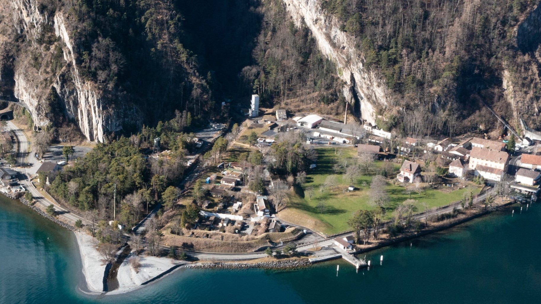 Vue actuelle de la péninsule d'Isleten sur le lac d'Uri. Les opposants désirent conserver la nature originelle du lieu et ne pas le transformer en un endroit dédié au tourisme de masse.