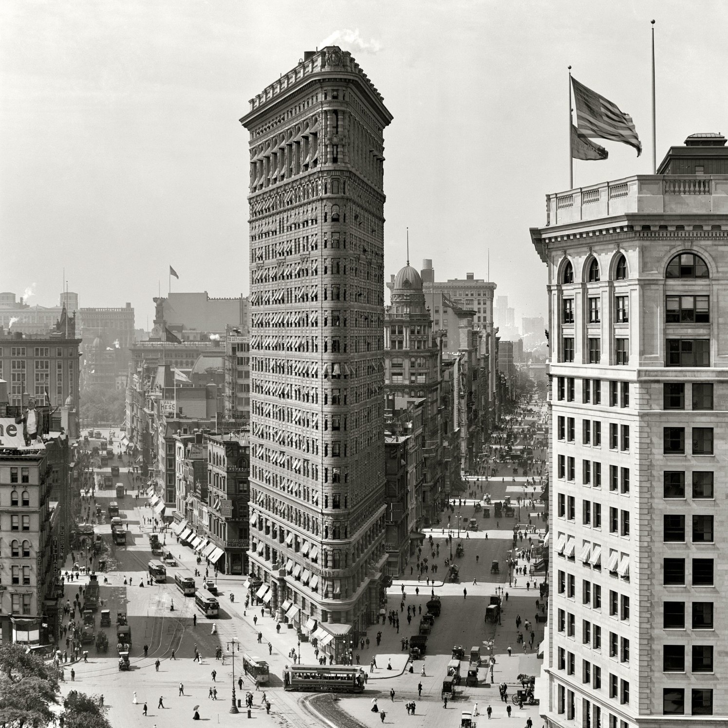 Le Flatiron Building, le plus haut immeuble de New York de l'époque fut inauguré en 1902. Il a été conçu par Daniel Burnham et Frederick P. Dinkelberg.