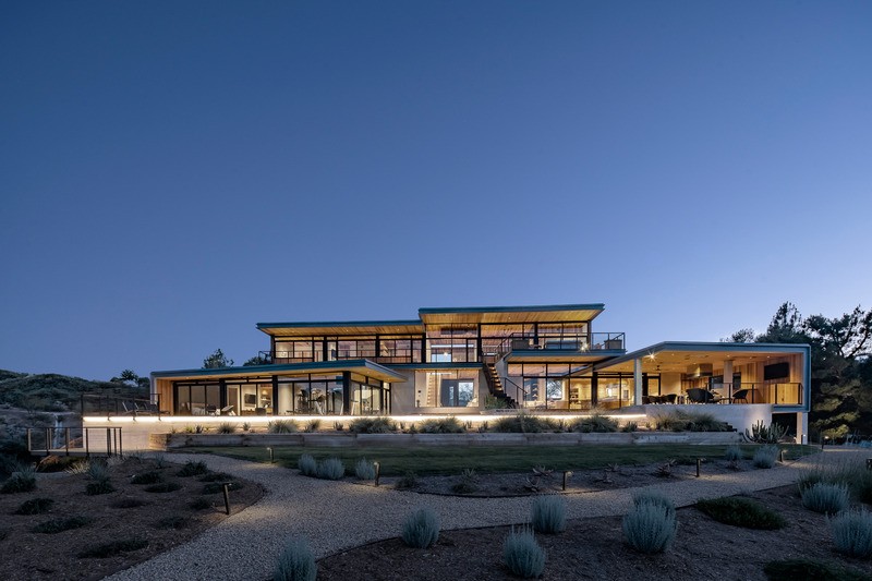 Située au sommet d'une parcelle vallonnée à Castaic, en Californie, une superbe maison ouverte et transparente, immergée dans le paysage et la lumière naturelle a été conçue par ANX Architects.