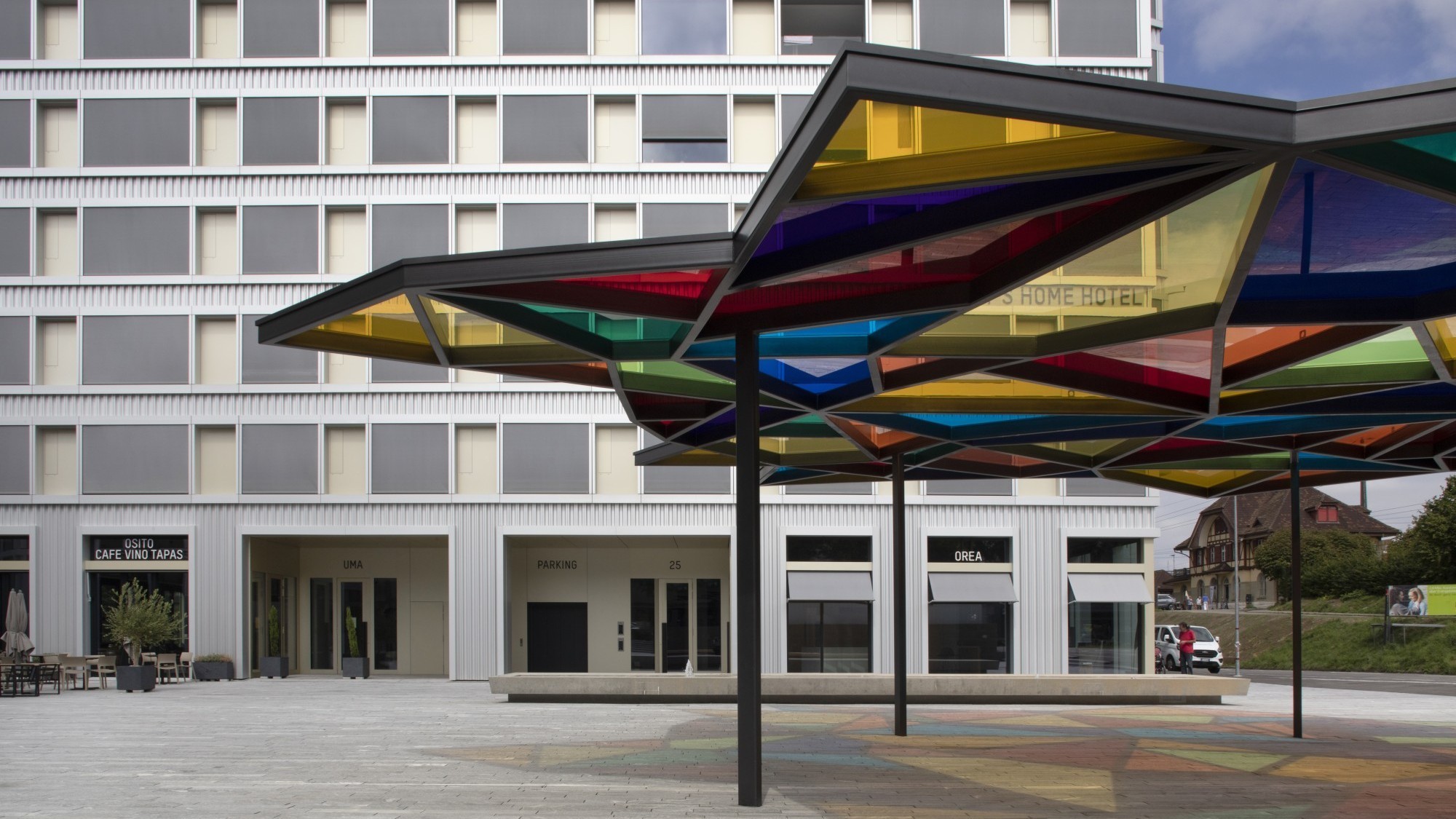 L'œuvre d'art colorée de Sophie Bouvier Ausländer, «Ursinae», un toit étoilé a été créé devant l'édifice.