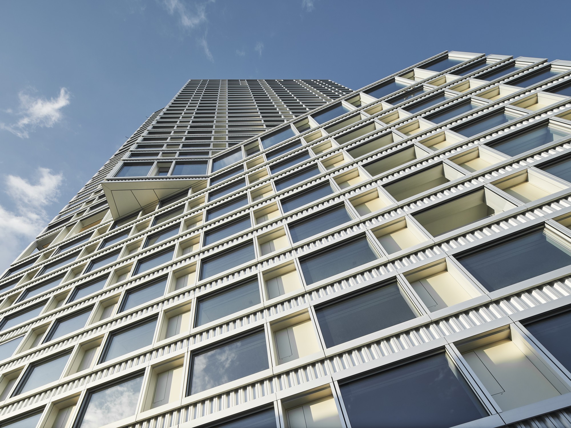 Le matériau principal utilisé lors de la construction de la façade de la Bäre Tower est l'aluminium naturel et l'aluminium  anodisé de couleur bronze.