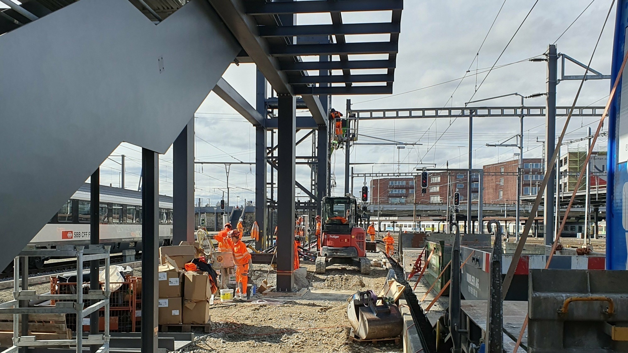 Les premiers travaux de la passerelle provisoire couverte de 147 m de long sur le quai central ont débuté. Entre-temps, la travée et l'escalier ont été construits.