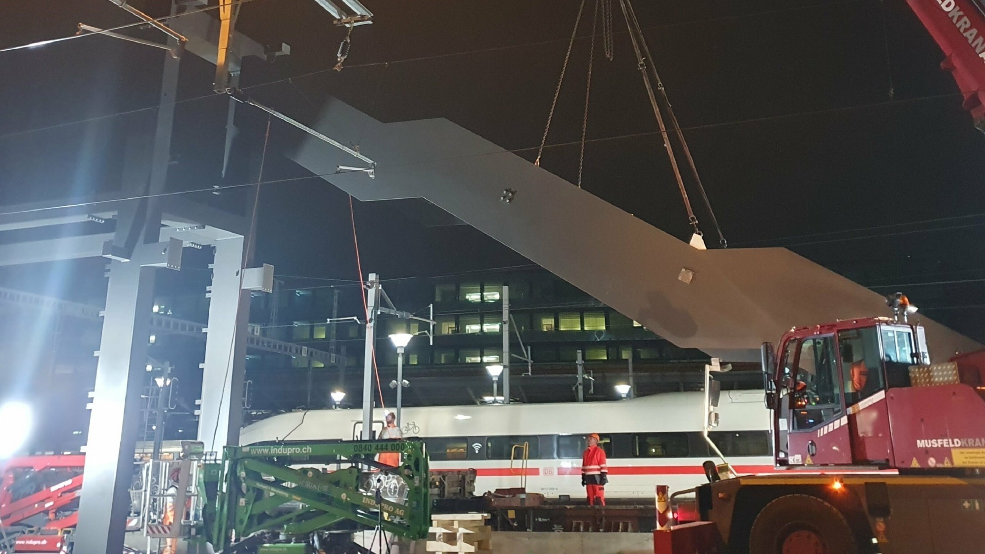 L'escalier de la passerelle provisoire a été soulevé début mars lors de travaux de finition.