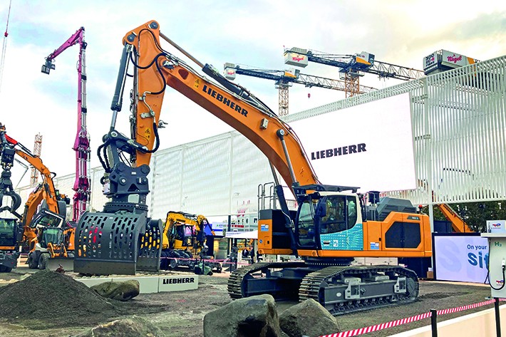 Première mondiale remarquable au salon Bauma : Liebherr a présenté à Munich une pelle sur chenilles propulsée par un moteur à combustion d'hydrogène, qui a reçu le prix de l'innovation Bauma 2022 dans la catégorie protection du climat.