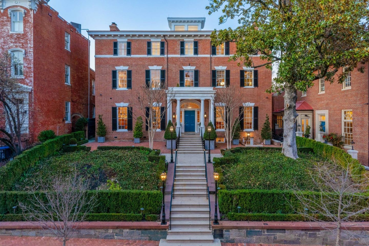 La maison de Jackie Kennedy est jointe à deux autres propriétés afin de former un immense manoir dans le district de Washington. La demeure est en vente pour la somme de 26,5 millions de dollars.