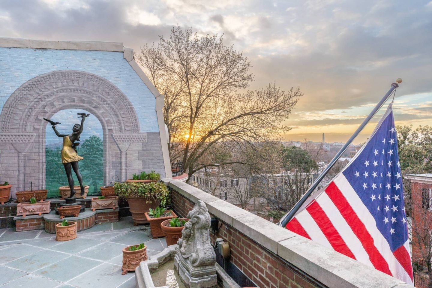 Le balcon privé offre une vue époustouflante sur la ville de Georgetown dans le district de Washington DC.