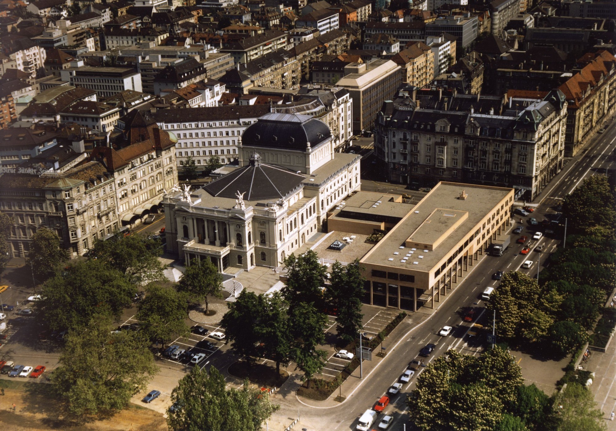 Une vue aérienne de 1985 montre l'Opéra de Zurich avec l'extension à droite.