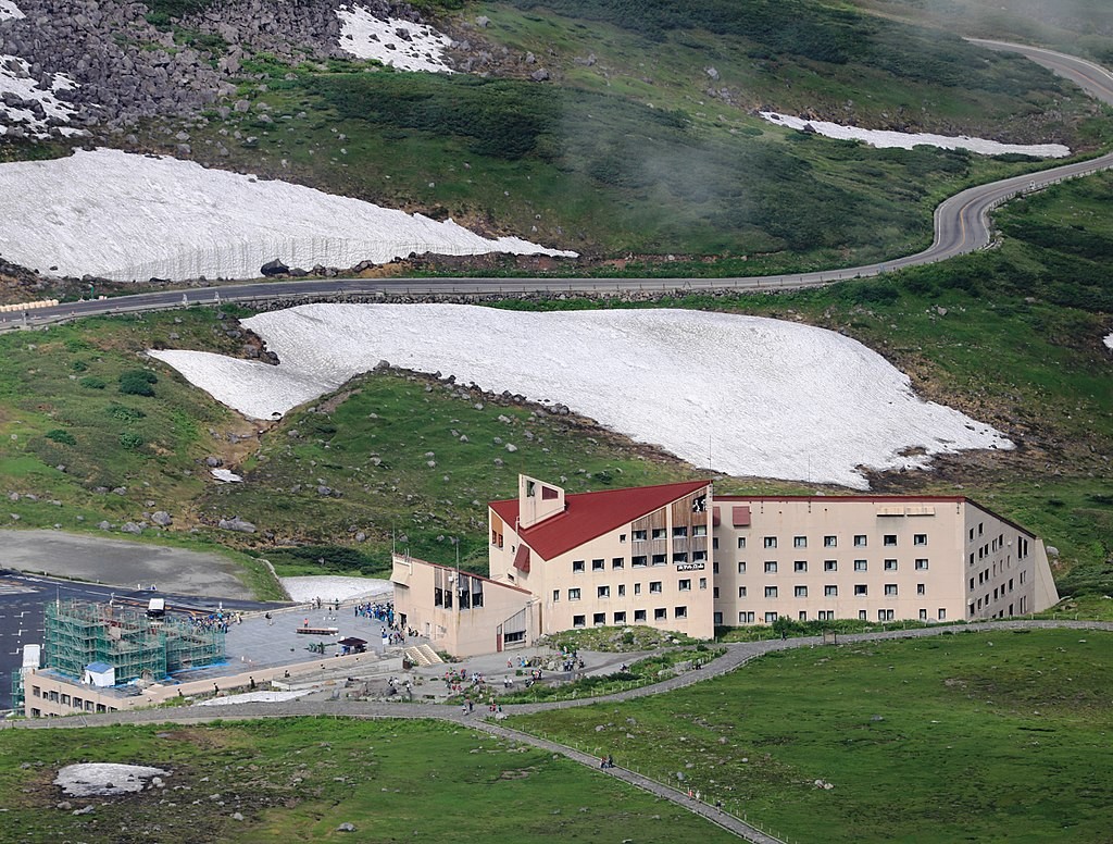 L'Hôtel Tateyama et route à péage de Tateyama (route alpine de Tateyama Kurobe) de Tateyama (Mont Tate) à Tateyama, préfecture de Toyama, Japon