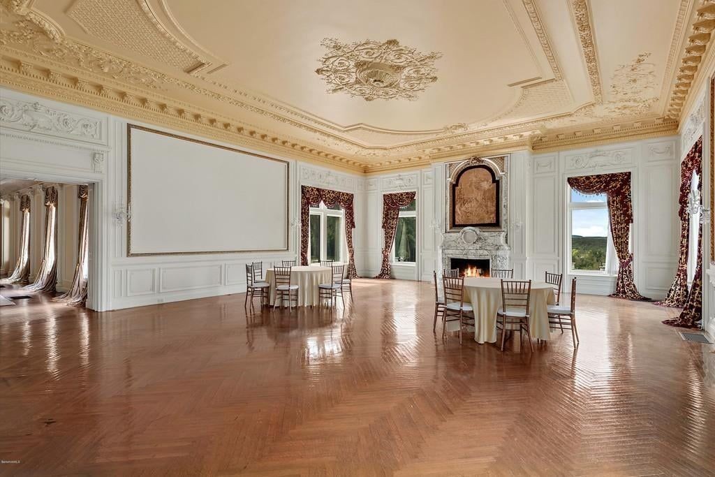 Un plafond  en plâtre artistiquement sculpté a également été restauré dans la salle manger.