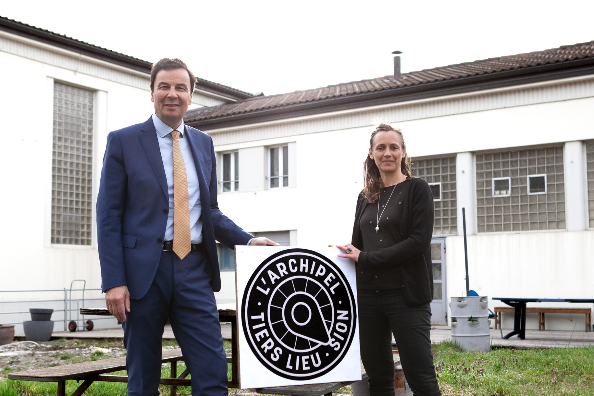 Philippe Varone, président de Sion, et Marie du Pontavice, présidente de l’association Utopia, ont signé un partenariat pour la création d' un centre de compétence dédié à l’économie circulaire dans les anciens abattoirs de la Ville de Sion.