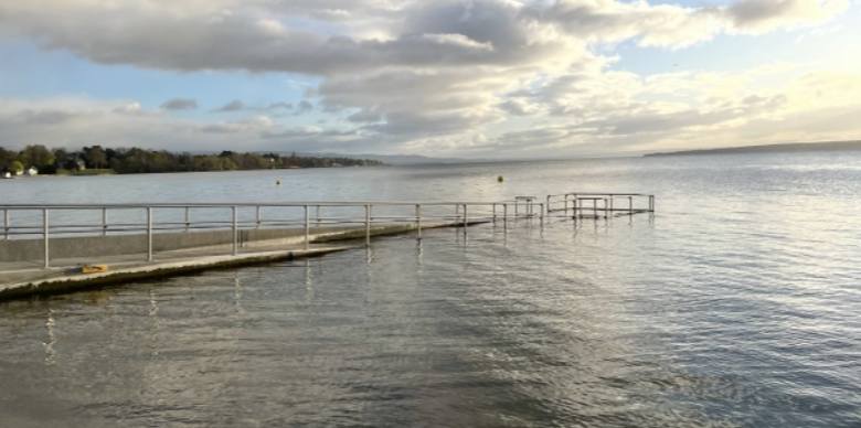 Une nouvelle rampe d’accès au lac destinée aux personnes à mobilité réduite (PMR) a été inaugurée à Port-Choiseul (GE).