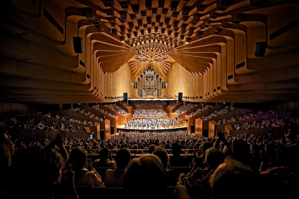 A l''intérieur de l'Opéra de Sydney, le Concert Hall de 2'679 places, accueille des concerts symphoniques, des chorales et des spectacles de musique populaire.