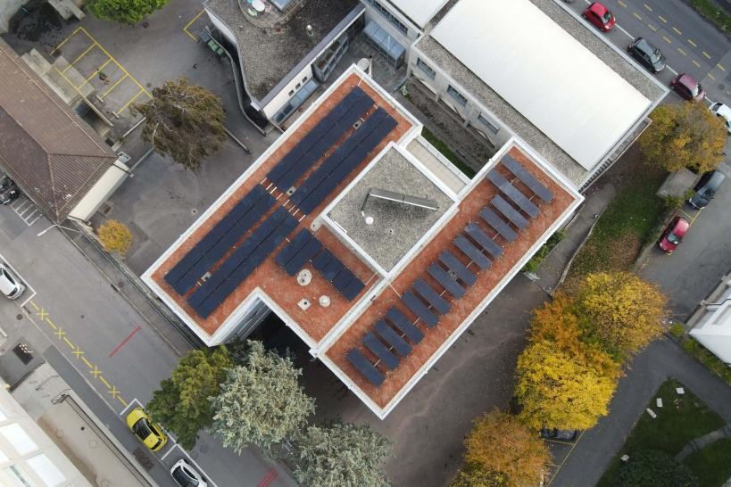Une grande installation photovoltaïque comportant 86 panneaux a été récemment installée sur le toit du bâtiment de l'école de la Part-Dieu à Vevey.