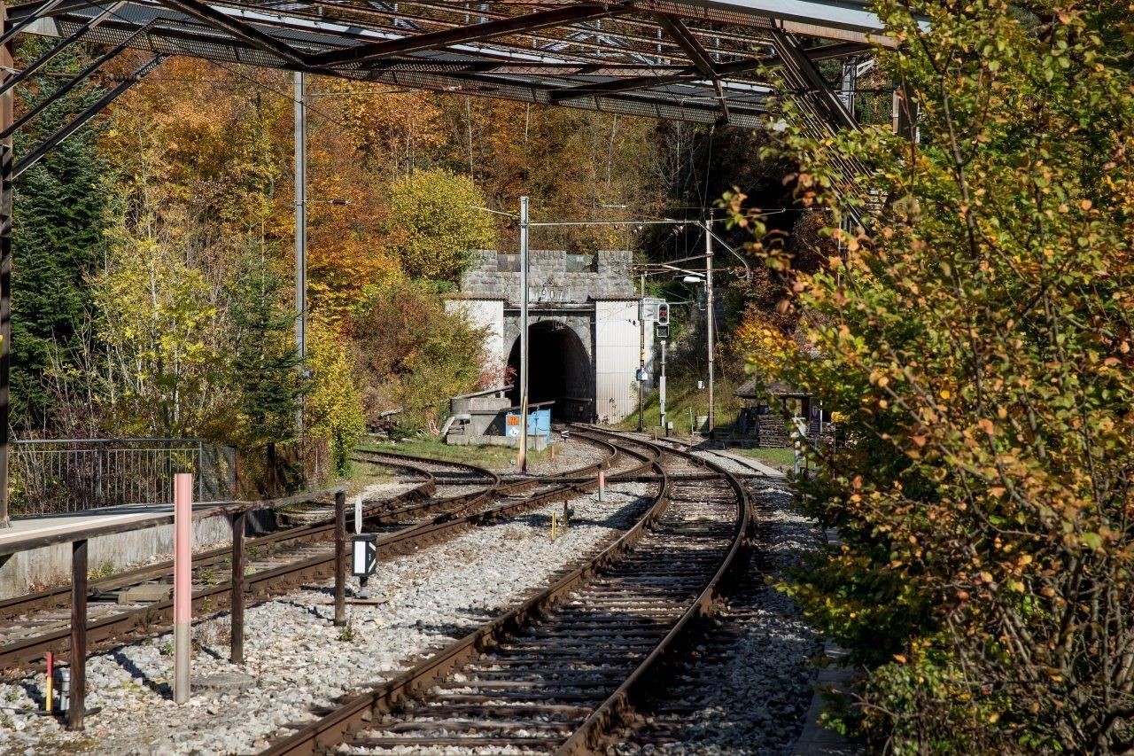 Situé sur le tronçon entre Soleure et Moutier, le tunnel du Weissenstein est en mauvais état et a bien besoin d’être rénové. Afin de pouvoir assainir le tunnel de manière efficace et à moindres coûts, BLS doit en condamner l’accès pendant la durée des tra