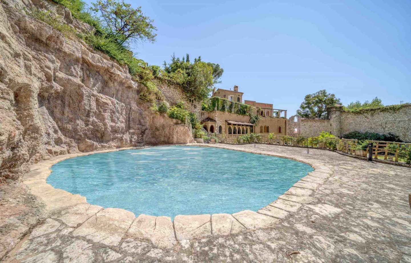 La piscine digne d'un conte de fées  possède son propre rocher.