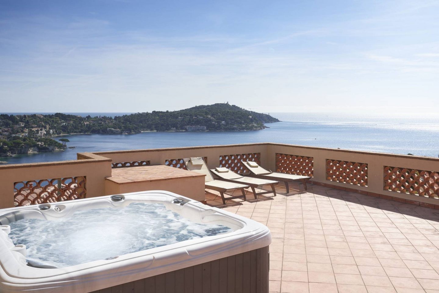 Détente dans la piscine se trouvant sur le toit de la demeure tout en admirant la somptueuse vue sur la Côte d'Azur.