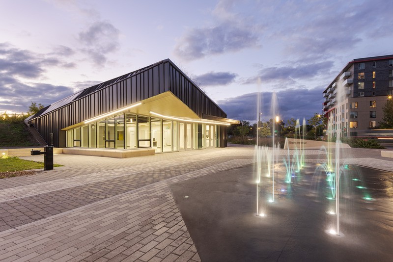 Le bureau d'architecture Cardin Julien a contribué à la revitalisation de ce secteur important de Montréal, tout en offrant une vitrine à l’architecture écologique grâce à ce bâtiment municipal en forme de triangle.