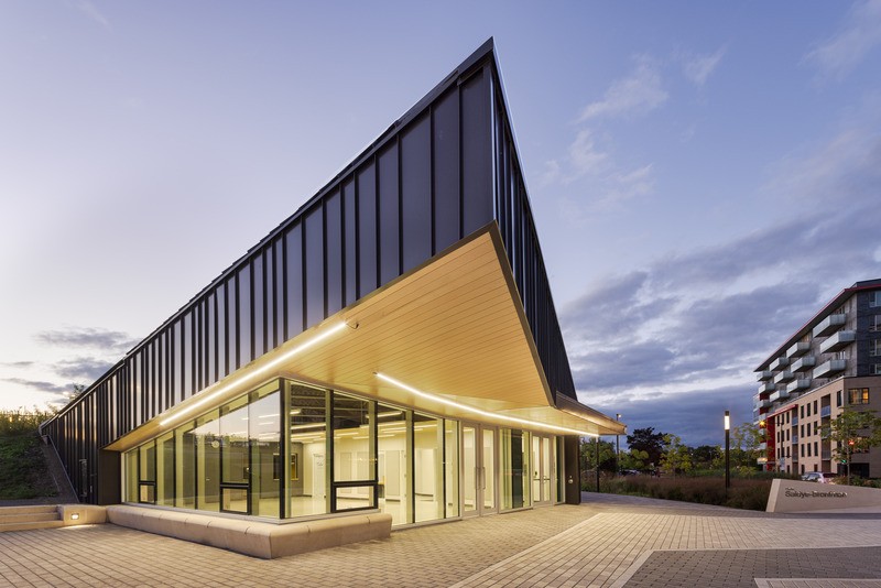 La forme angulaire du pavillon du parc Saidye-Bronfman s’intègre au paysage et crée un dialogue constant avec le parc.