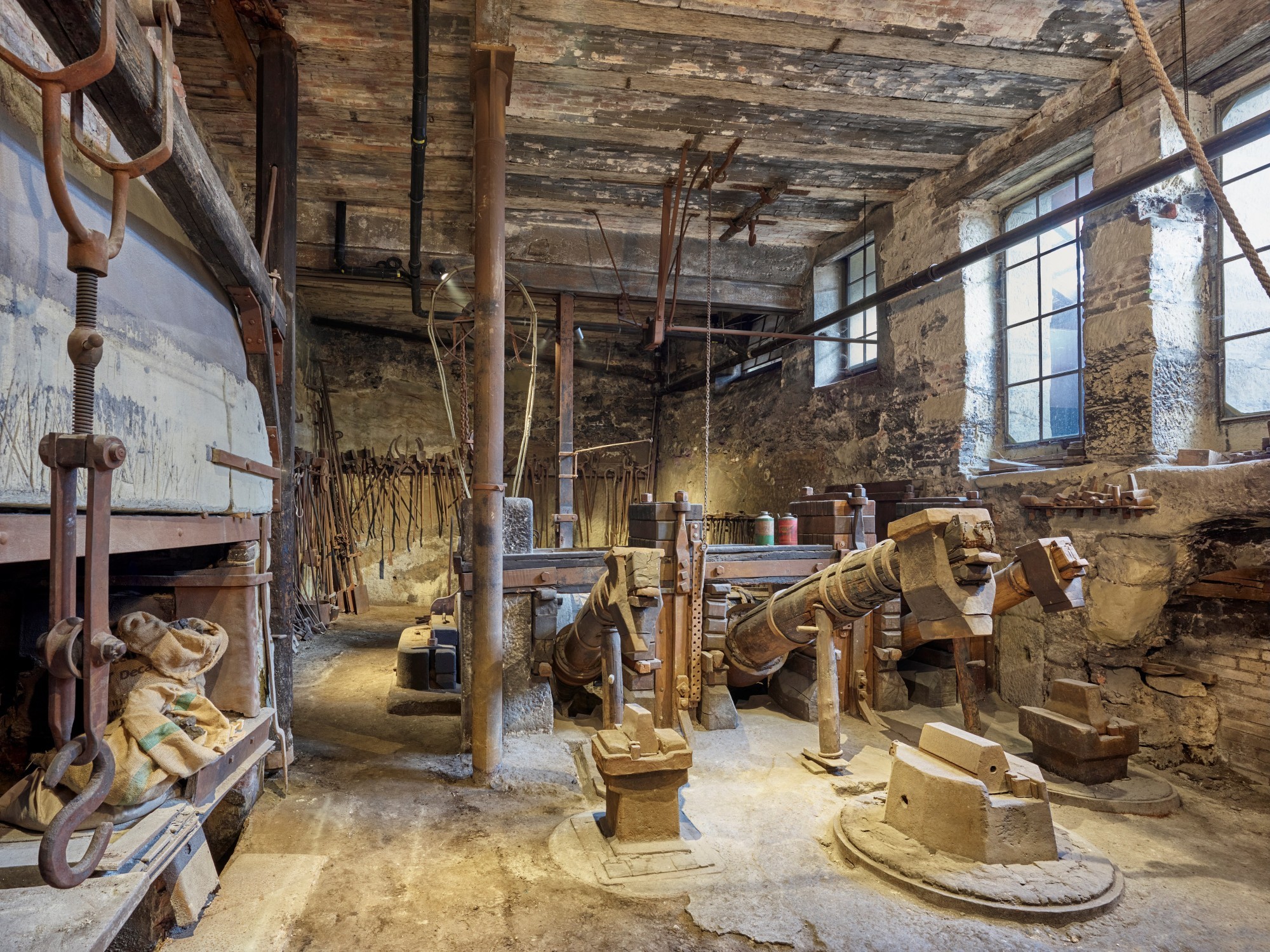 De véritables joyaux de l’histoire industrielle: une forge avec un arbre de transmission en chêne et trois marteaux pilons actionnés par la force hydraulique, datant du XIXe siècle.