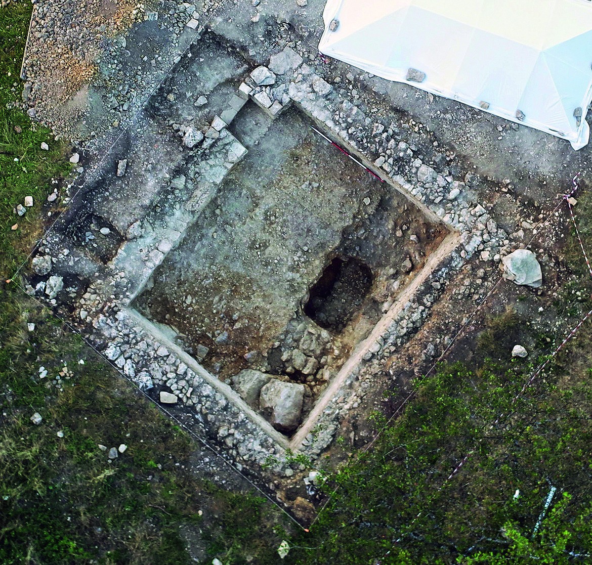 Une cave carolingienne semi-enterrée a été découverte près de la chapelle St-Gilles. Datant entre la fin du VIIe et la fin du IXe siècle, elle faisait probablement partie d’une grange dédiée aux dîmes ecclésiastiques.