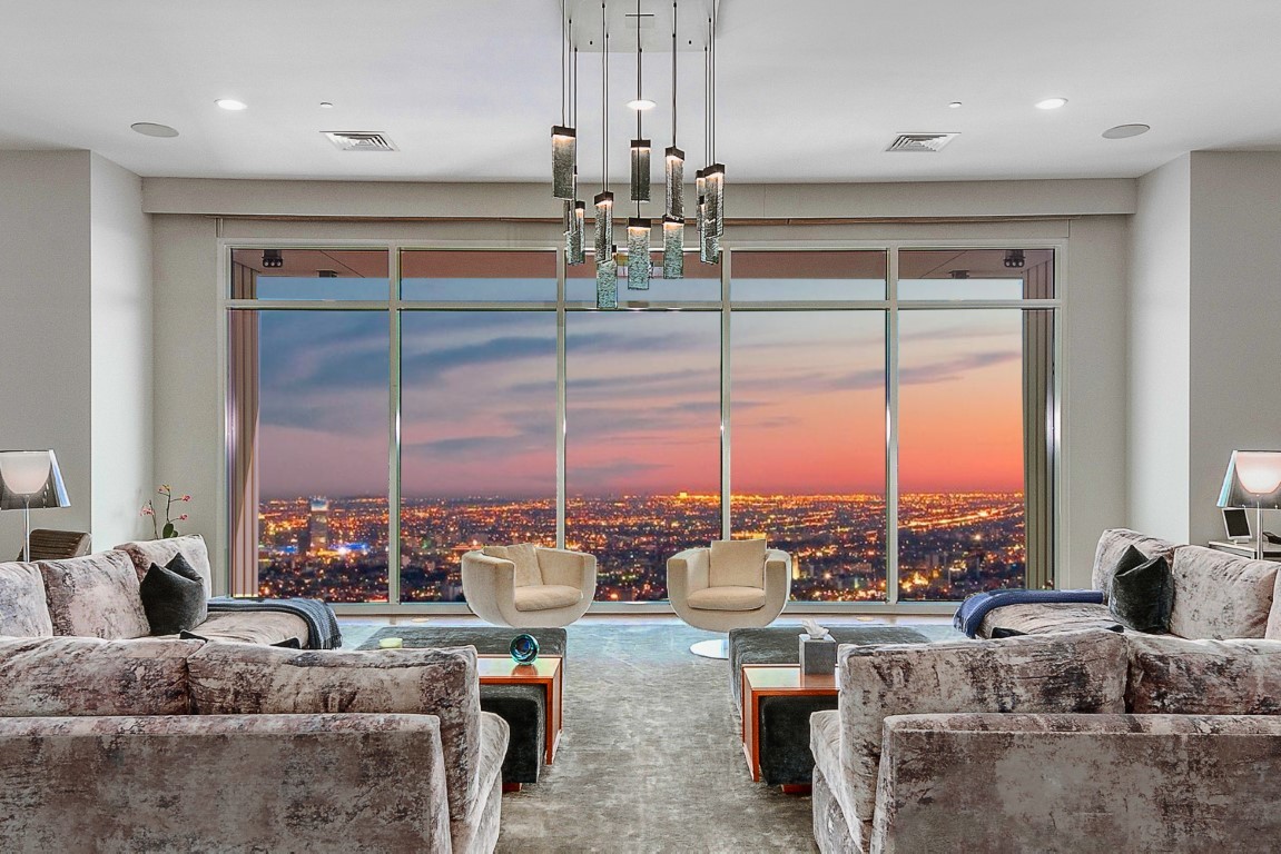 L'immense penthouse de Rihanna possède plusieurs espaces de vie et une vue splendide sur la ville de Los Angeles.