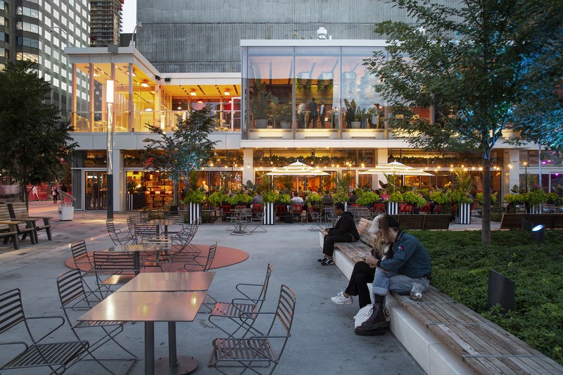 On y trouve une terrasse en été, une patinoire réfrigérée en hiver et un pavillon multifonctionnel qui comprend des aires communes pour faire une pause, un café, un restaurant, un comptoir de location de jeux et une bibliothèque libre-service.