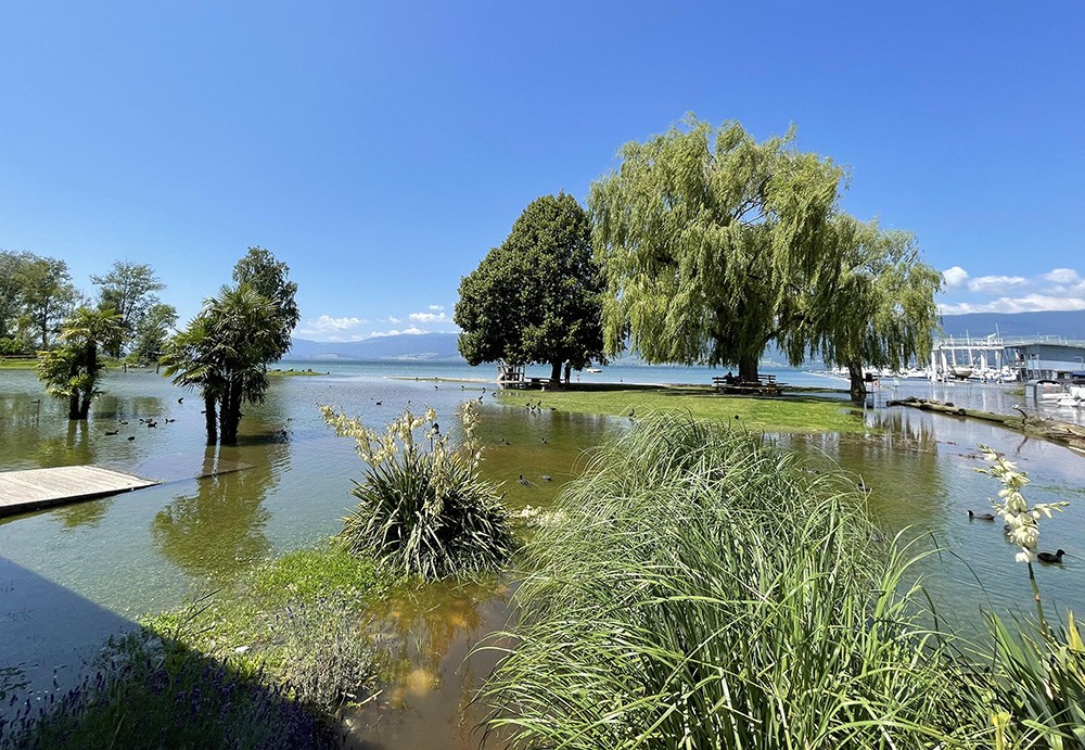 Les cantons et la Confédération présentent leur analyse concernant les crues des lacs du pied du Jura et de l’Aar de 2021.   Exemple des crues: la plage de Cheyres en juillet 2021.