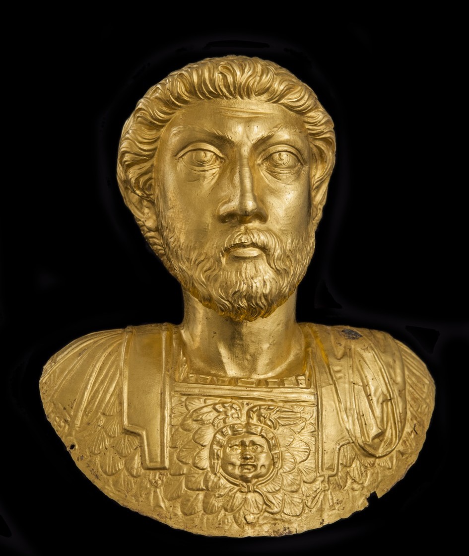 Le buste en or de Marc Aurèle a été retrouvé le 19 avril 1939 à Avenches. Haut de 33,5 cm et lourd de 1,6 kg, il est le plus grand buste d'un empereur romain en métal précieux connu et est considéré comme une des découvertes archéologiques les plus import