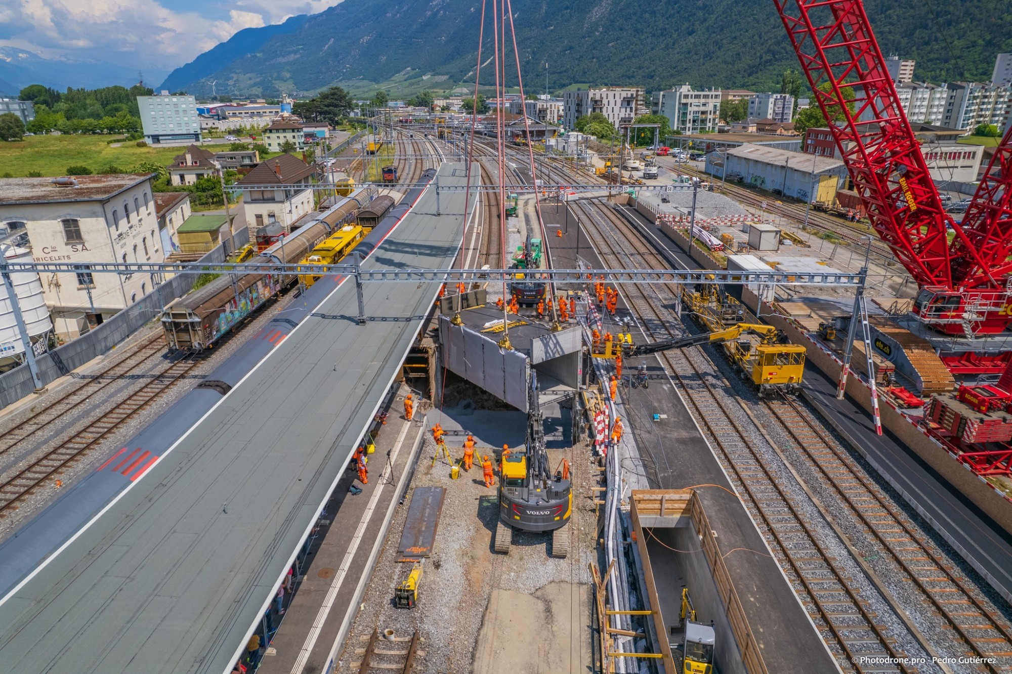 Le passage sous voie de la gare de Martigny déposé par grue