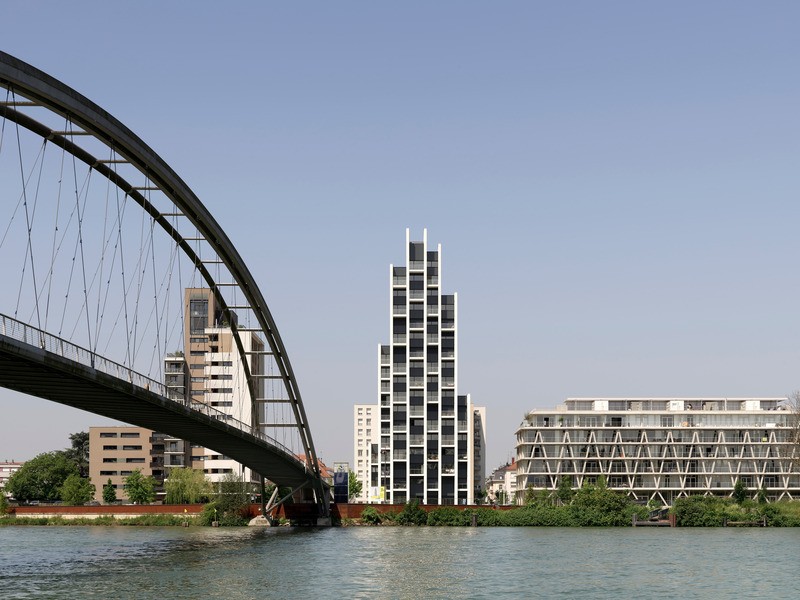 Le projet des Jetées ouvre la ville d’Huningue sur le Rhin en prolongeant le centre-ville vers les berges, mais aussi en entrelaçant la ville et le fleuve pour créer un véritable quartier fluvial où l’architecture se fond dans le paysage.