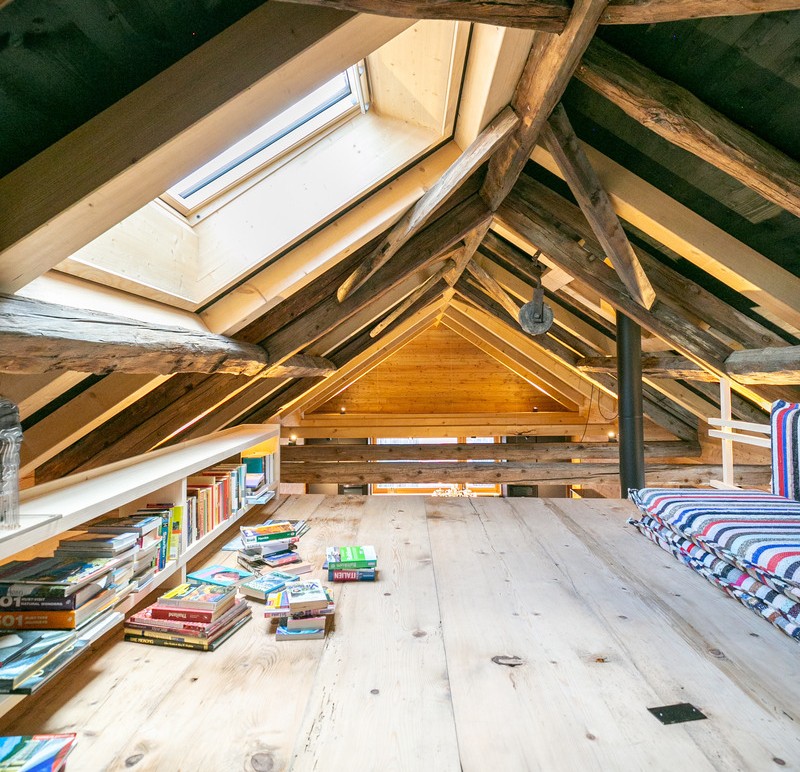 Le grenier se trouvant au-dessus du salon est aménagé en tant qu'espace de lecture.