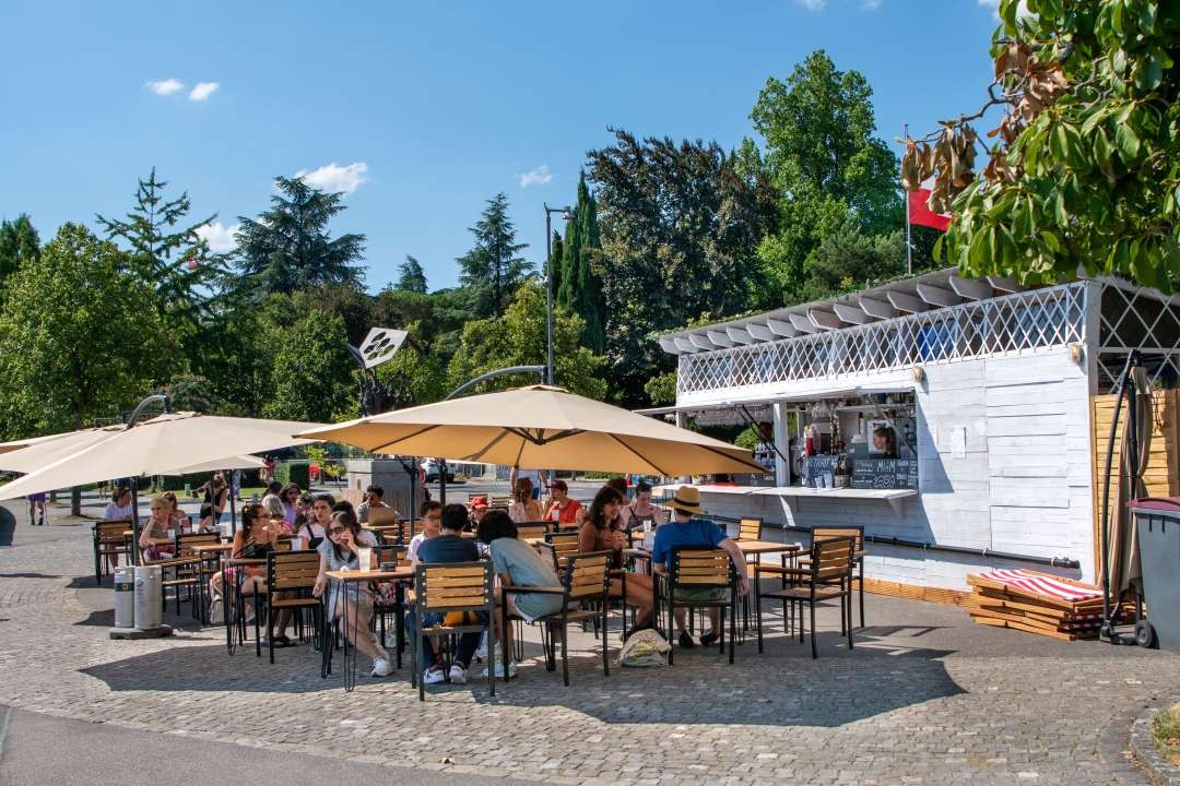 La buvette «Côté Lac» à Ouchy sera un lieu de rencontre pour tous les âges, offrant des rafraîchissements aux touristes et aux locaux.