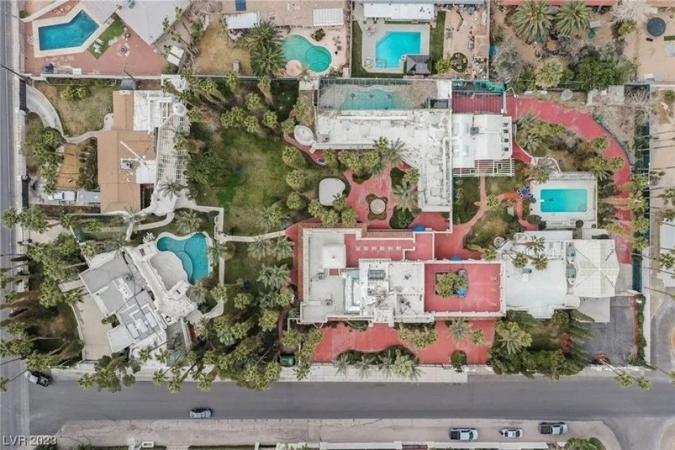 L'immense complexe situé au nord-ouest de las Vegas comprend plusieurs maisons et 3 piscines.