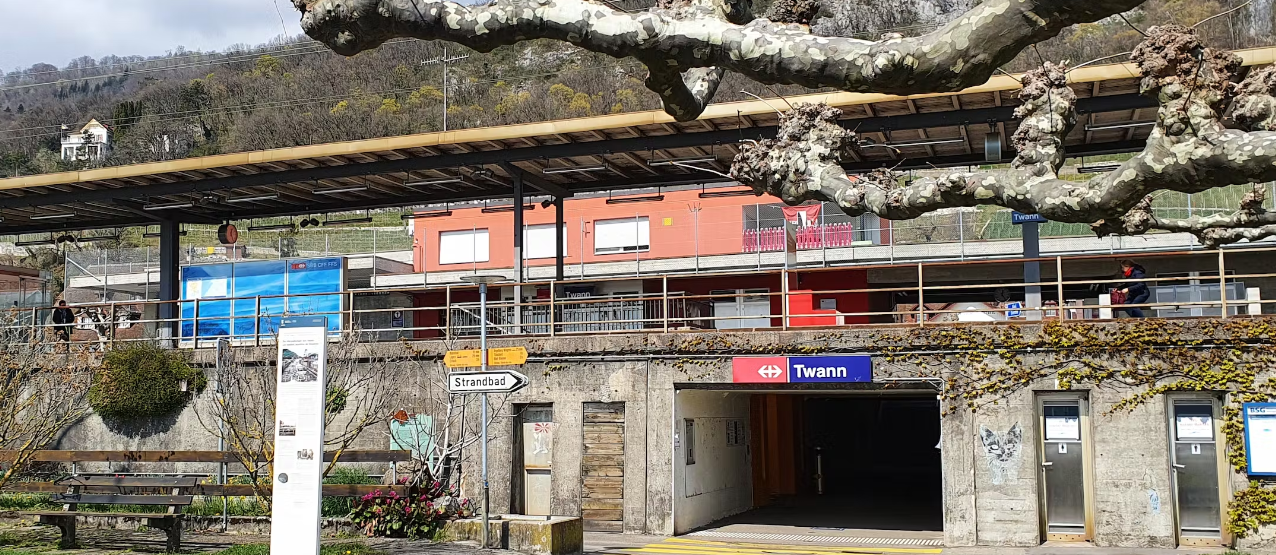 La gare de Douanne subit des travaux pour se conformer à la loi sur l’égalité pour les handicapés, incluant la construction de nouveaux quais et l’installation de nouvelles rampes et escaliers.