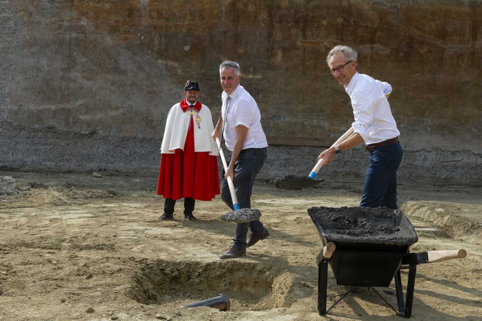 Pierre-Antoine Hildbrand et Sébastien Apothéloz, chef du Service de l’eau ont posé la première pierre du réservoir de Montalègre.