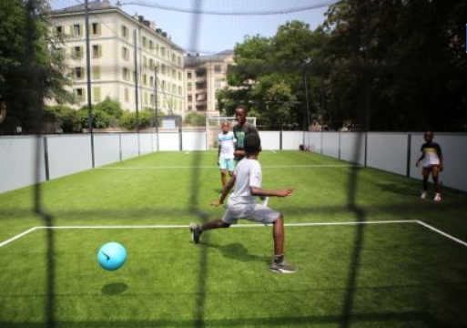 Un terrain de football et une micro-forêt urbaine remplacent un parking au cœur des Grottes (GE).